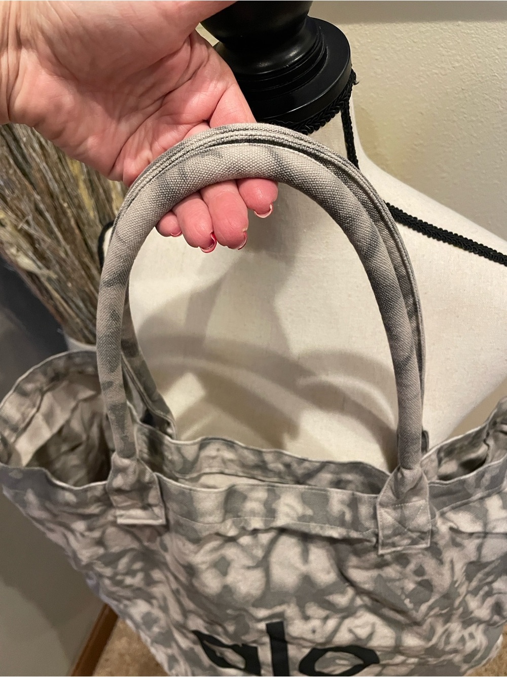 ALO Yoga Tie Dye Gray Shopper Oversized Beach Tote Bag Gray & Black - Picture 7 of 9